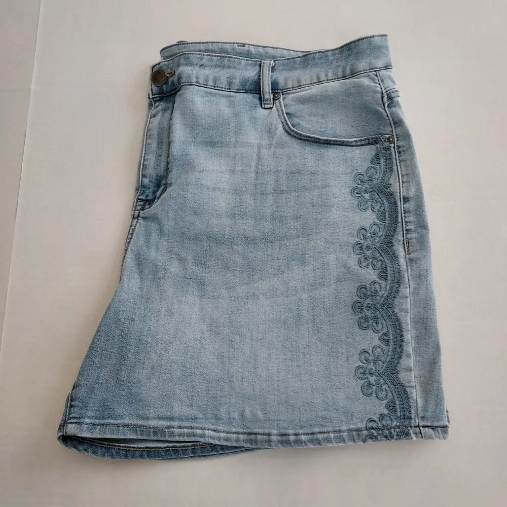 Lane Bryant Embroidered Mid Rise Boyfriend Midi Shorts Size 22